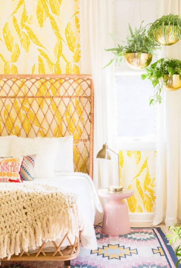 سرير غرفة النوم مميز بتصميمه و لونه الأصفر