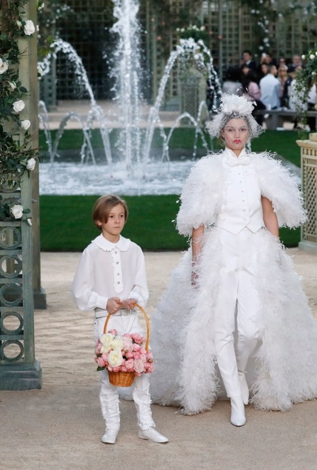 فستان من ايلي صعب