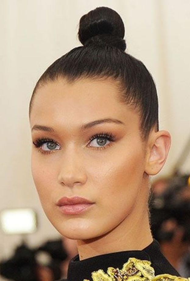 مكياج برونزي ساحر من اختيار بيلا حديد