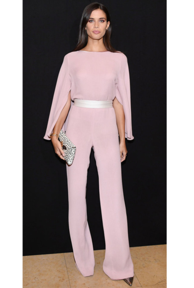 فستان فضي مع اناقة التول الاسود من ‏LUPITA NYONG'O