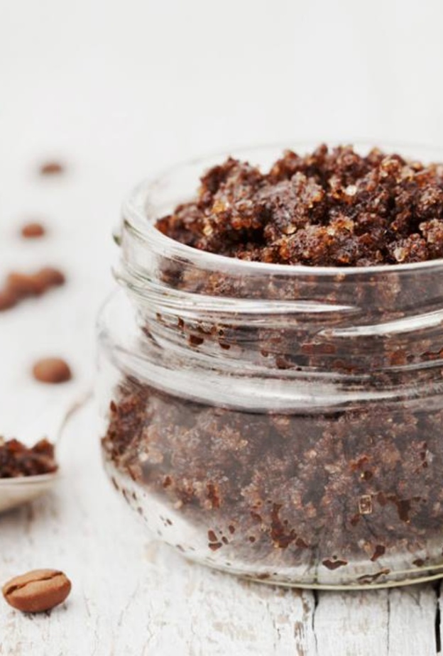 القهوة والسكر البني مثاليان للبشرة