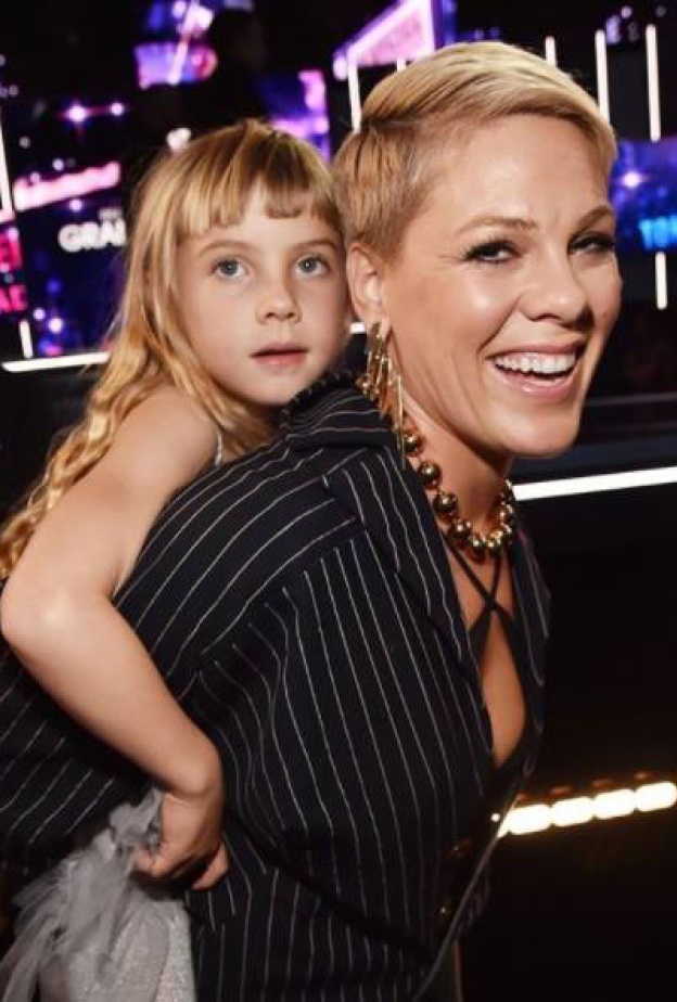 المطربة بينك تعود لدور الأم بعد انتهاء فقرتها على مسرح جوائز غرامي ليلة أمس