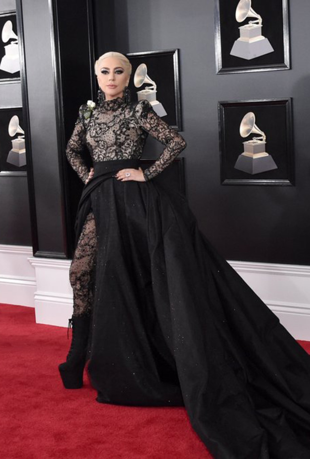 ليدي غاغا لفتت الانظار بفستان اسود من توقيع أرماني بريفيه