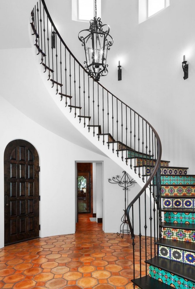 درج المنزل الخشبي يتألق بالتفاصيل باللون الذهبي