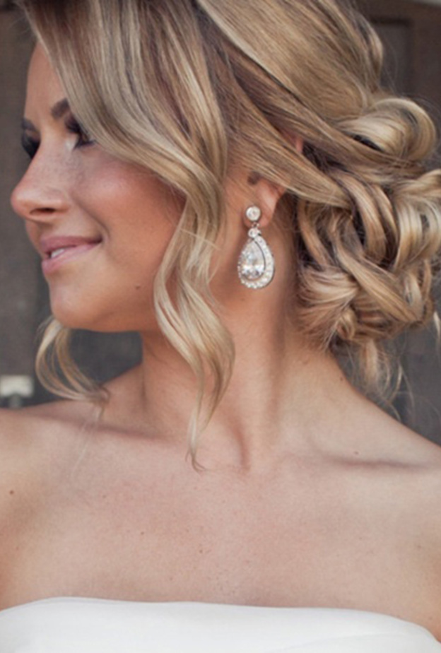 تسريحة شعر بسيطة تناسب العروس الهادئة