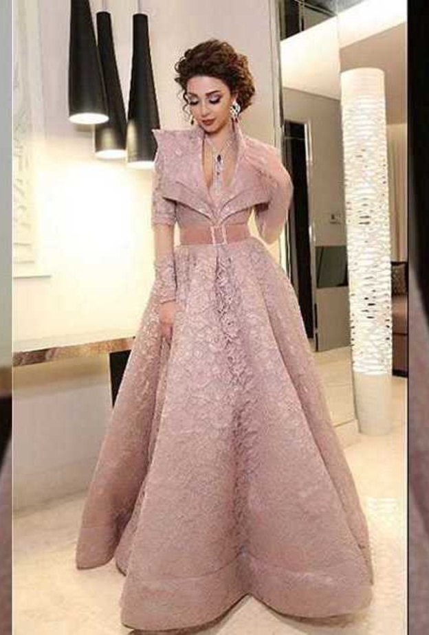 ميريام اختارت تصفيفة الشعر المرفوع لاظهار المجوهرات التي اختارتها من مجموعة Yessayan