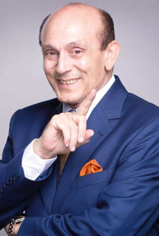 محمد صبحي يفوز بجائزة " الشارقة للابداع المسرحي"