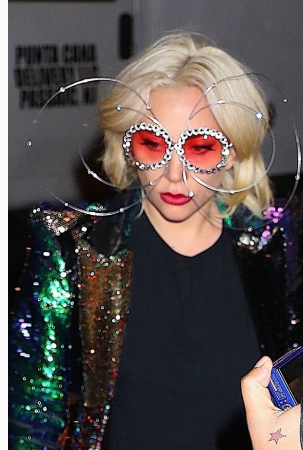ليدي جاجا بأغرب نظارة على الإطلاق كما شوهدت أمس في شوارع نيويورك