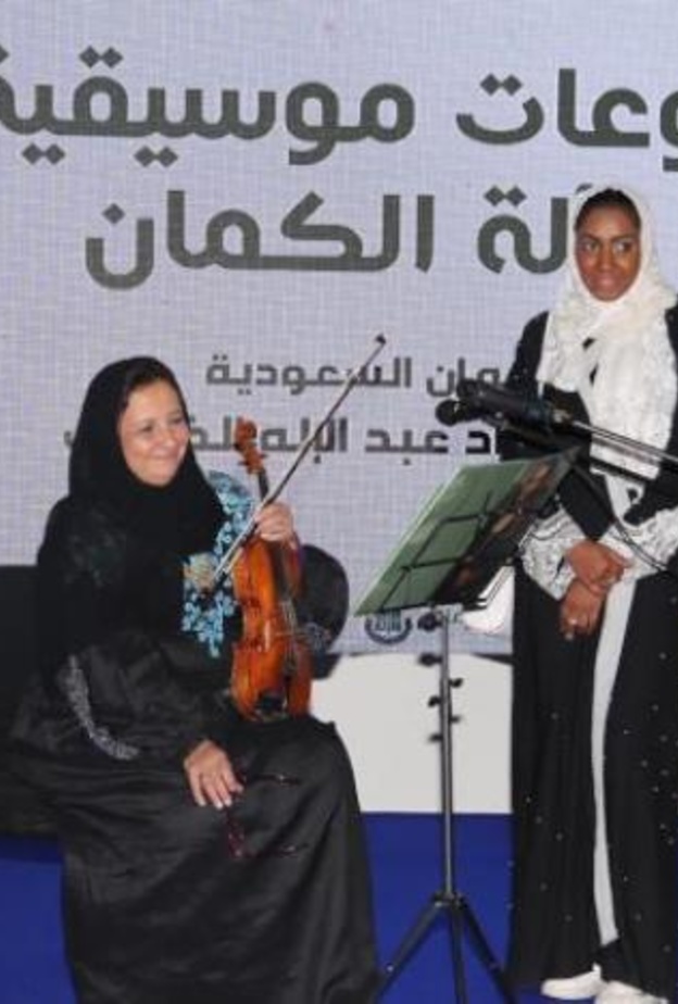 حضور مميز لعازفة الكمان السعودية جهاد الخالدي بمعرض القاهرة للكتاب