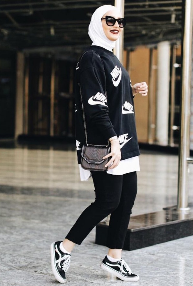 ملابس رياضية مريحة للمحجبات مع البنطلون الاحمر