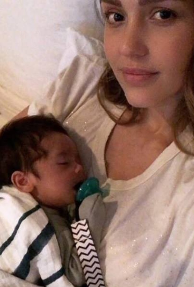 جيسيكا ألبا تنشر صورة مع مولودها الجديد