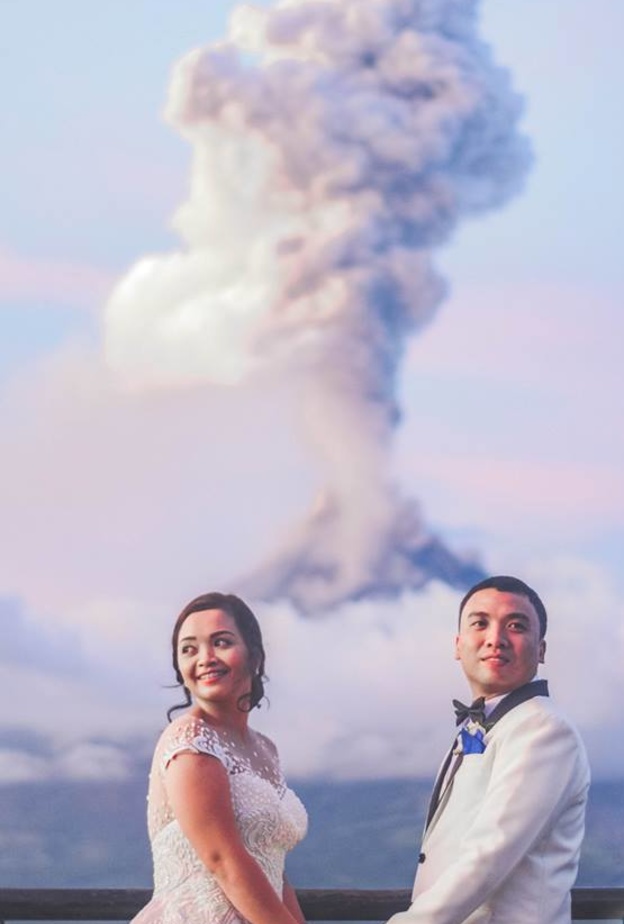 العروسان يدا بيد امام البركان