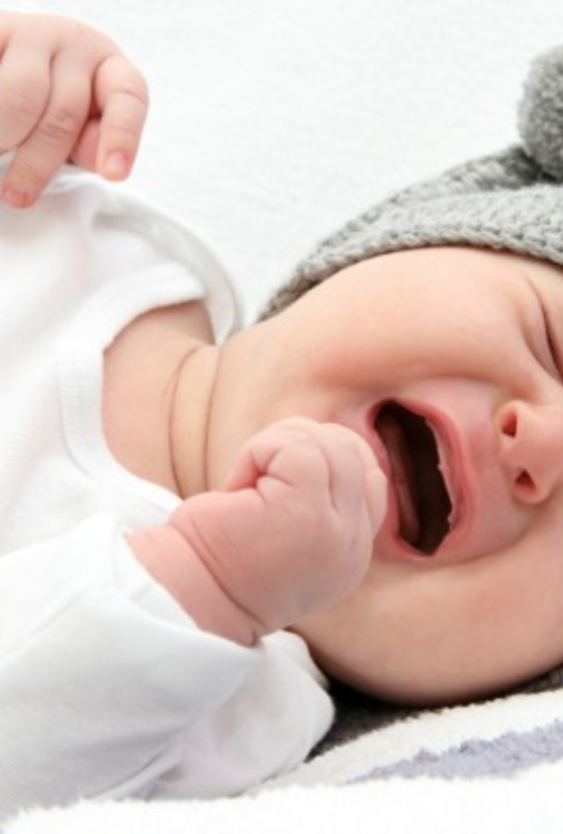 أسباب بكاء الطفل أثناء النوم