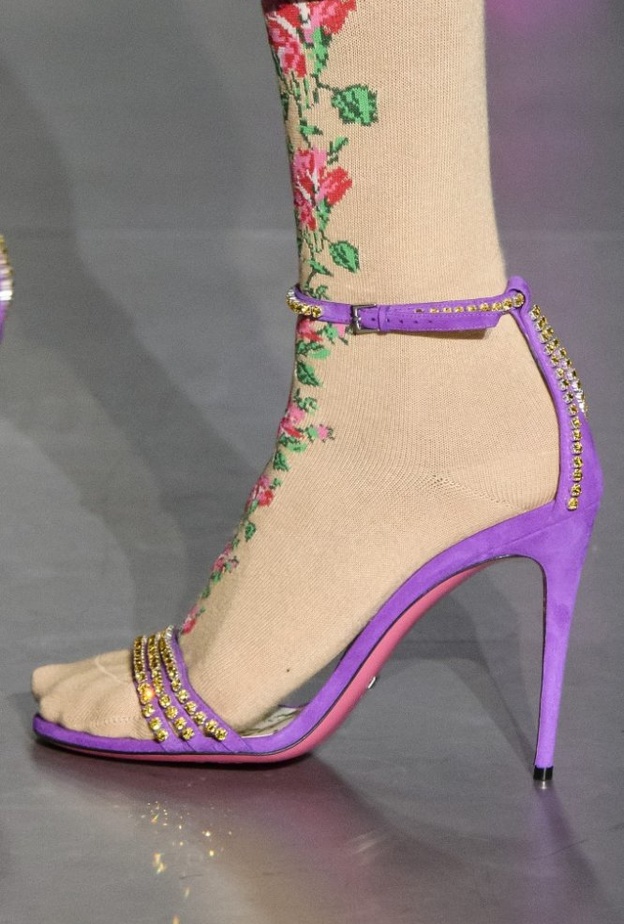 حذاء من اليزابيتا فرانشي بنقشات جميلة، هل تتجرئين به مع الجوارب؟