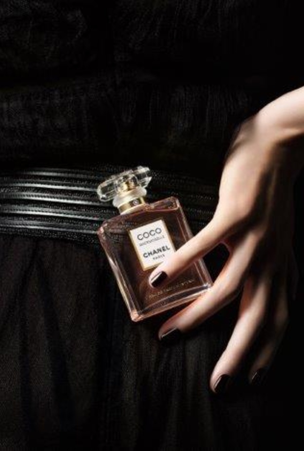 الممثلة البريطانية كيرا نايتلي الوجه الإعلاني لعطر COCO MADEMOISELLE على مدى العشر سنوات الماضية