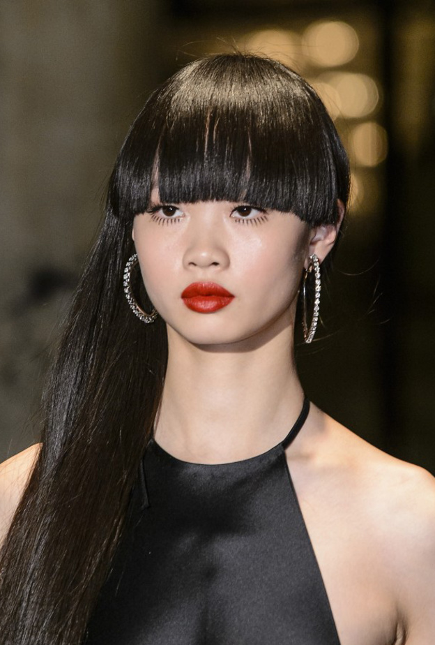 قصات شعر الكاري مع اللون الاشقر من دار Angel Chen