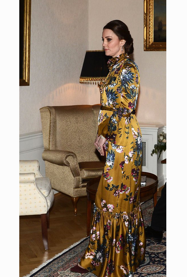 لزيارة رسمية اختارت كايت ميدلتون فستان حمل معرق بالورود