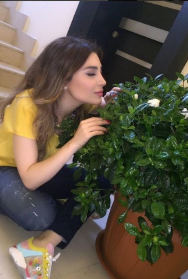 باسكال مشعلاني تقطف الليمون من حديقتها