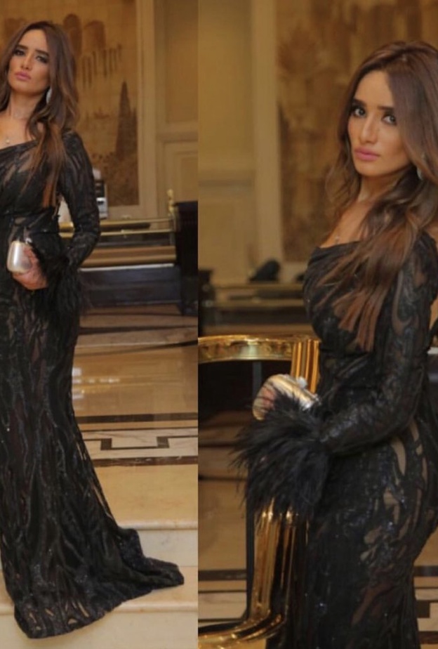 نسقت زينة فستان انطوان القارح مع الحقيبة الفضية