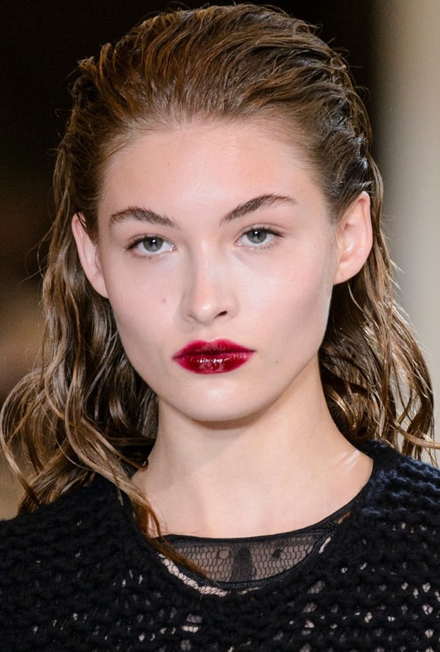 احمر شفاه روج وبارز لاطلالتك يوم الحب