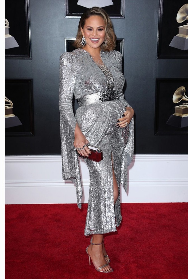 فساتين حوامل من وحي أناقة كريسي تايغين