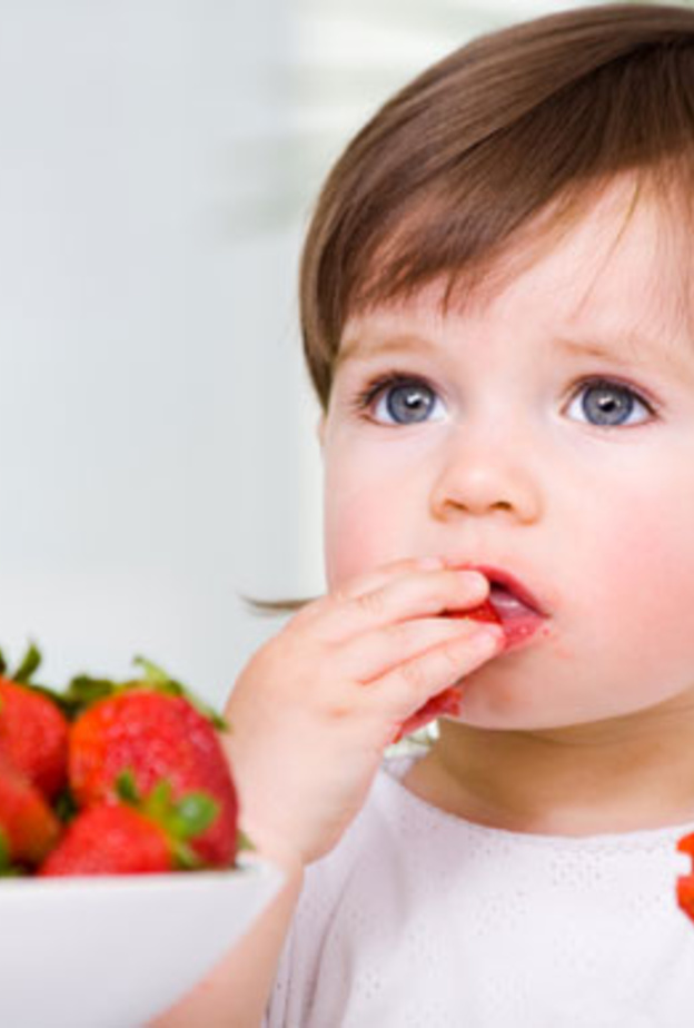 من فوائد الفراولة للاطفال انها تحافظ على صحة الدماغ والحماية من الاورام