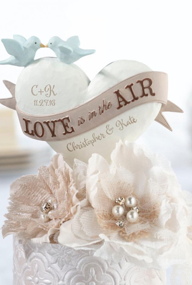 يمكن للعروس ان تختار اللون الابيض للكيك على شكل قلب