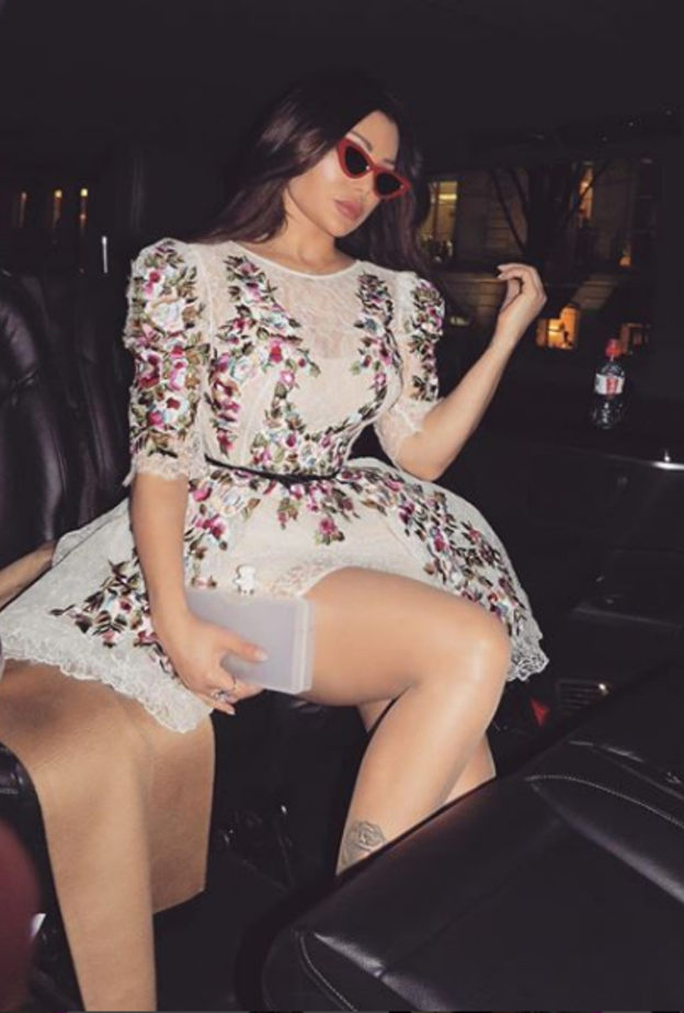 فستان ابيض قصير من الدانتيل والتول مطرّز بالورود من توقيع زهير مراد