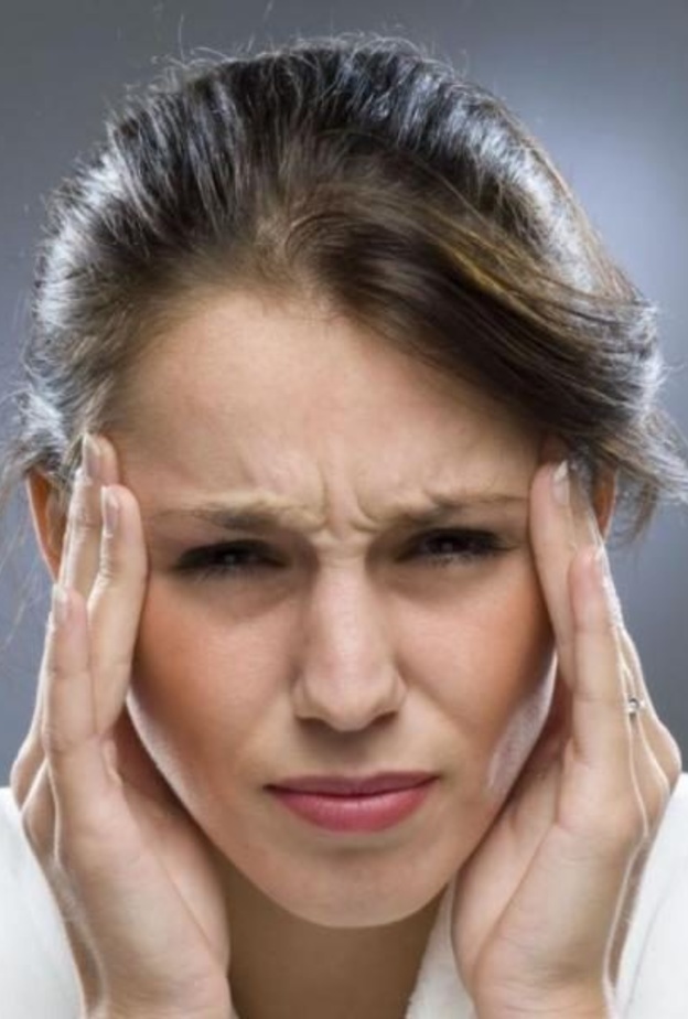 اسباب واعراض الصداع المتكرر وطرق علاجه