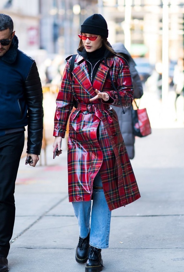 فستان ابيض ميدي مع الكشكش بتوقيع دار Ester Abner ضمن مجموعة Resort 2018