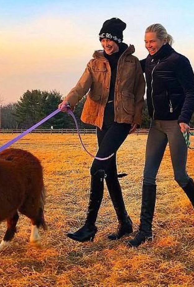 صورة طريفة تجمع بيلا حديد بوالدتها بالمزرعة الخاصة بهم