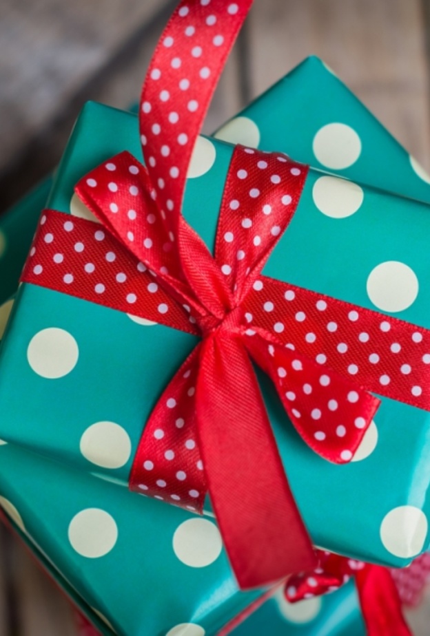 يمكن اهداؤها ملابس جميلة بالالوان القوية التي تحبها كالفوشيا والازرق والرمادي