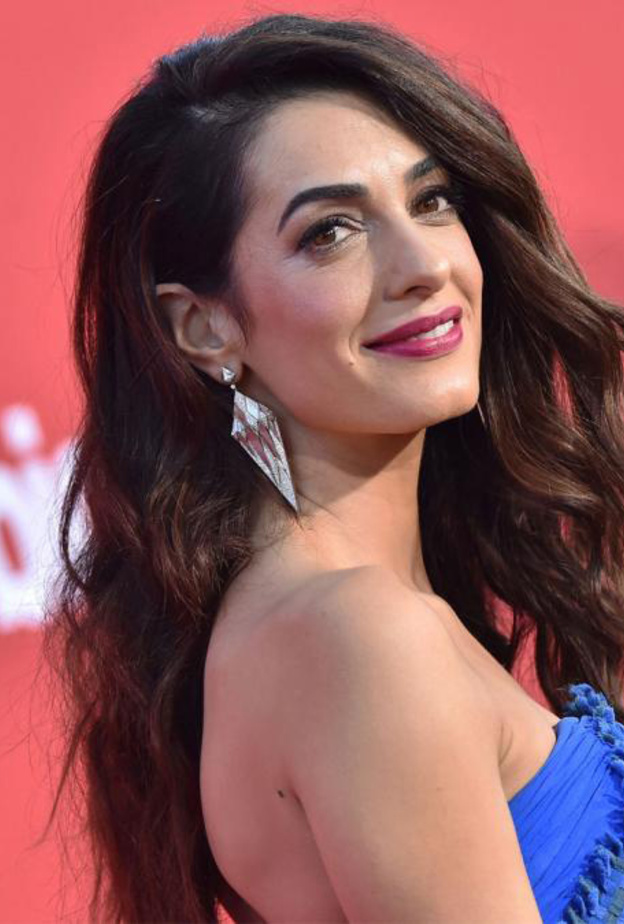 أمل كلوني تعشق الأقراط البارزة