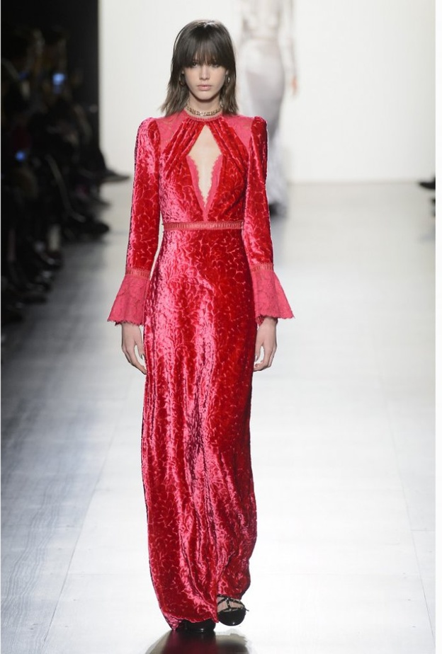 فساتين مخملية حمراء لسهرة عيد الحب