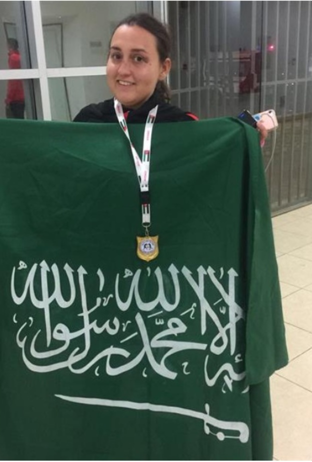 دنى تحمل علم المملكة العربية السعودية