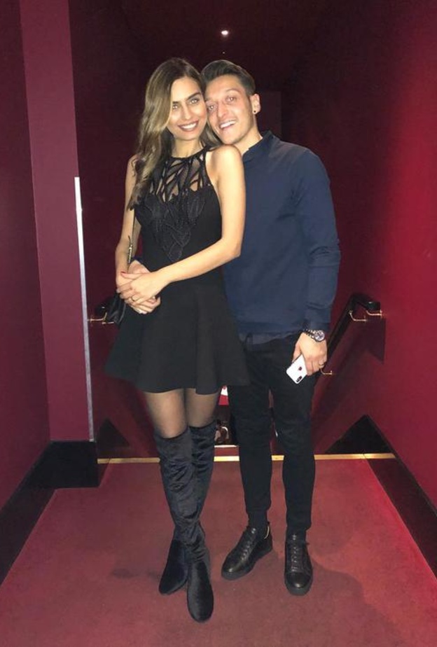 مسعود أوزيل وخطيبته