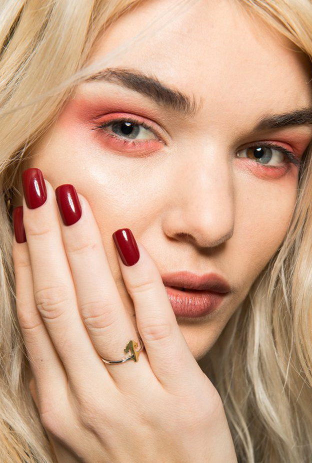 طلاء الاظافر الاحمر في عيد الحب