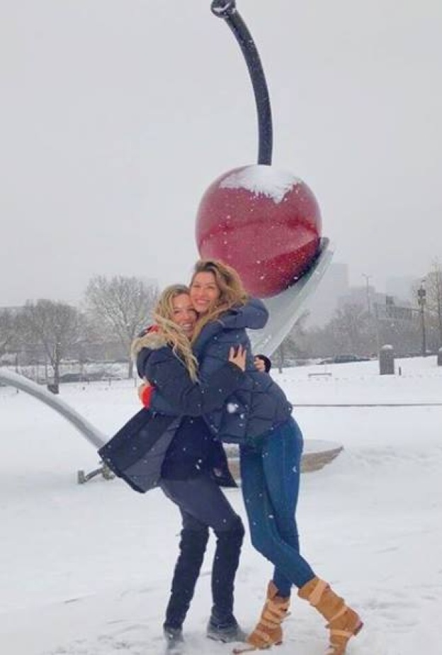 العارضة جيزيل بوندشين تبحث عن الدفء بعناق شقيقتها وسط ثلوج منيابولس