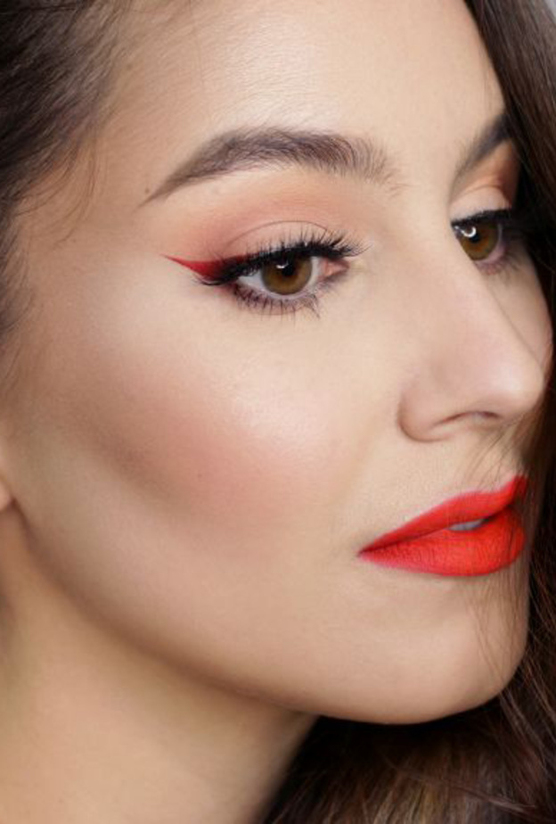 مكياج عيون باللون الاحمر للعروس بمناسبة عيد الحب.