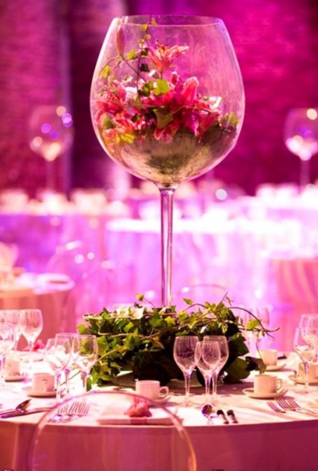 المزهريات العالية من الورود من افكار تزيين طاولات الاستقبال