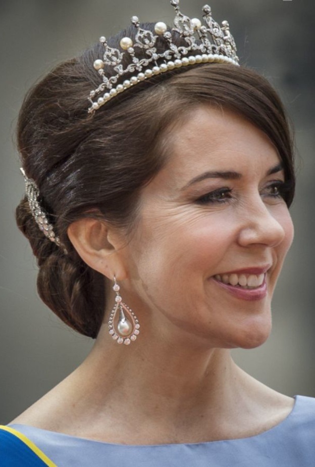الأميرة ماري تضيف اللؤلؤ أحياناً لتاج زفافها الأنيق