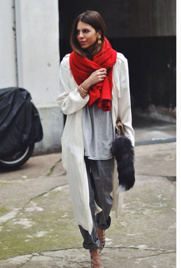 سكارف ناعم باللون الاحمر لسهرة عيد الحب