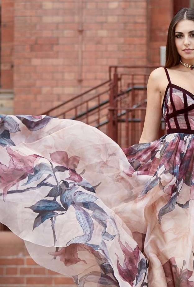 فاليري ابو شقرا في فستان معرق من ايلي صعب