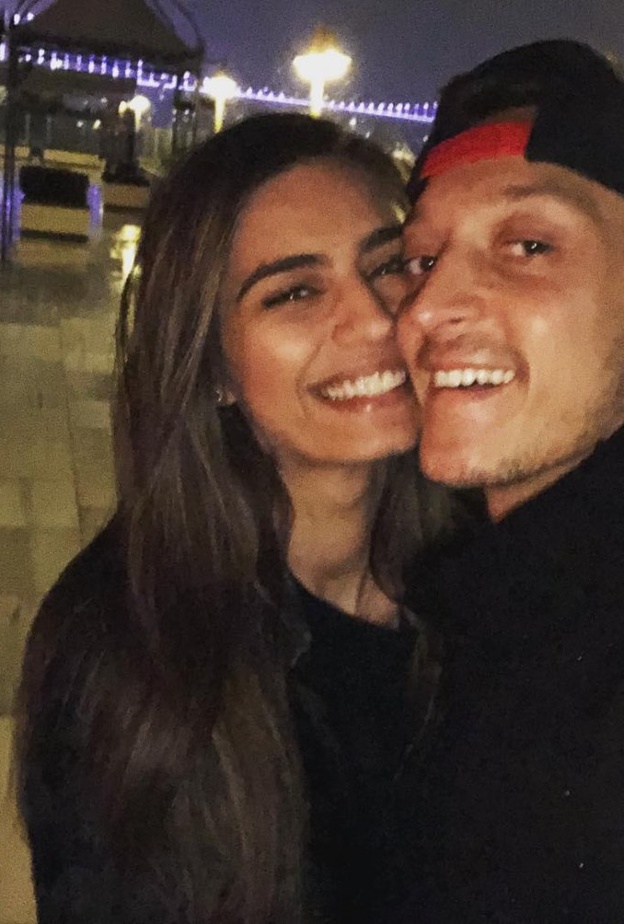 مسعود أوزيل وأمينة جولشا