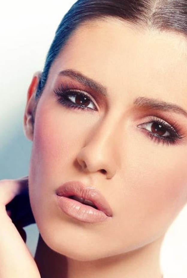 اعتمدي على ألوان ظلال العيون وردية لتحصلي على لوك ناعم