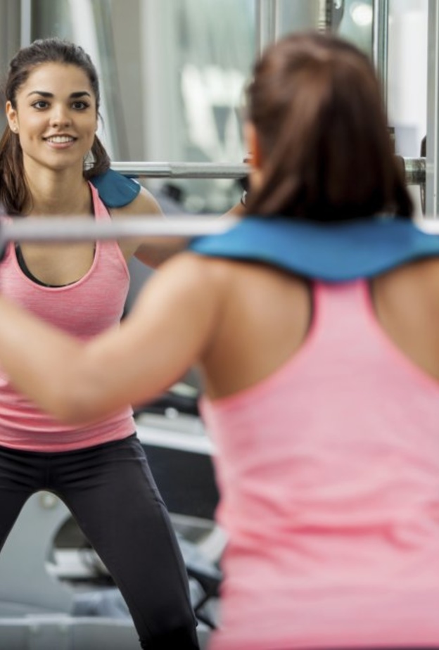 يقوم تمرين السكوات بتحريك كافة عضلات الجسم و تقويتها