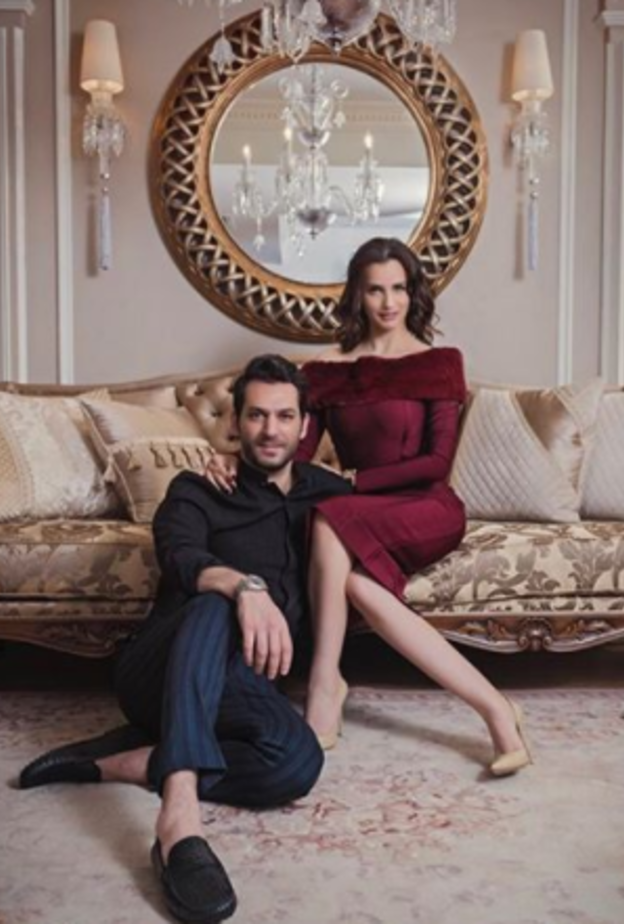 إطلالات كلاسيكية للثنائي يلديريم