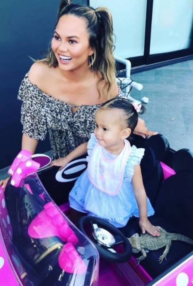 كريسي تيغن مع ابنتها لونا ورفيقها الجديد من الزواحف!