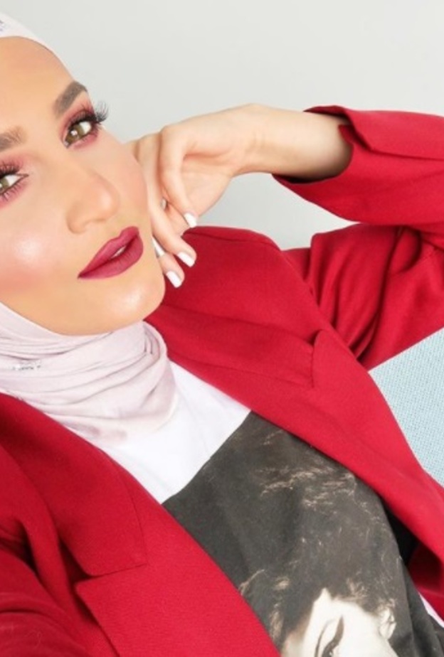 مكياج طبيعي مع احمر شفاه قوي من دلال الدوب