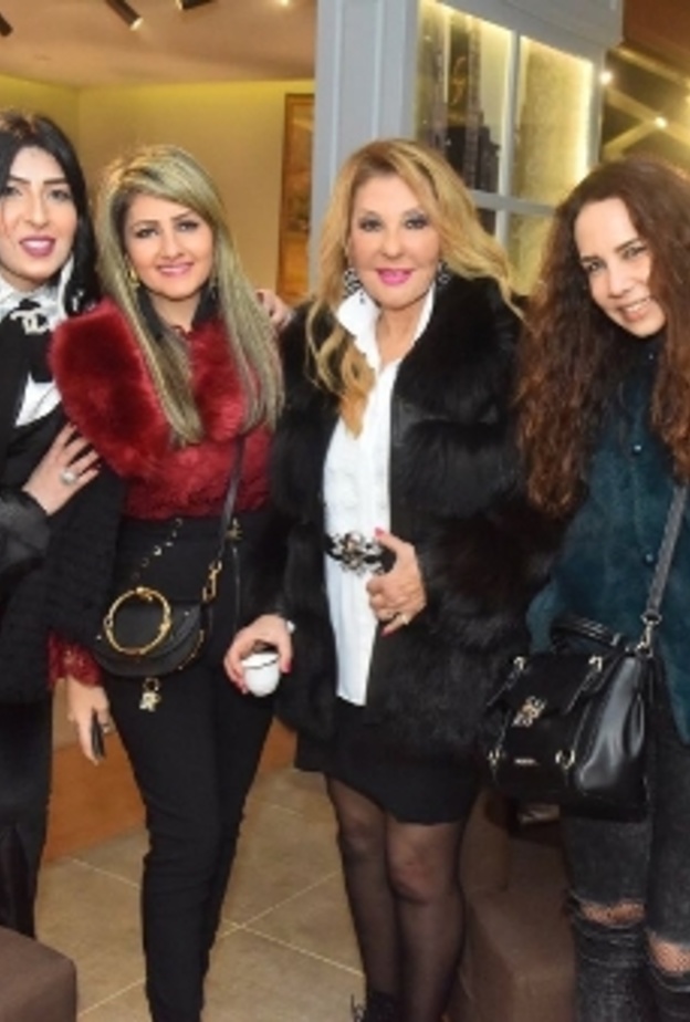 نادية الجندي وصديقاتها